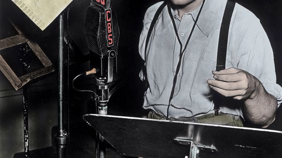 Orson Welles pendant l'émission "La guerre des mondes" (30 octobre 1938) ©AFP - Costa/Leemage