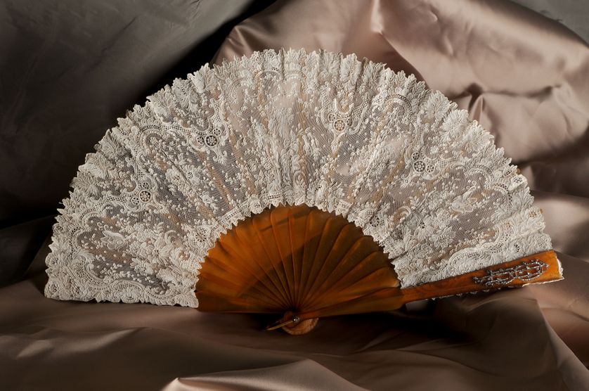 Eventail en point d'Alençon vers 1890 Musée des Beaux-arts et de la Dentelle, Alençon