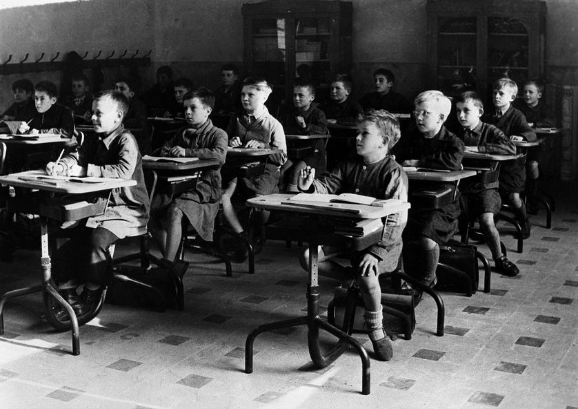 Photo d'archive d'une école primaire de garcons dans une ville non identifiée en France, lors de la rentrée des classes en 1951.