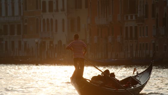 Couple dans une gondole à Venise (Italie), en septembre 2014 ©AFP - Pierre Teyssot