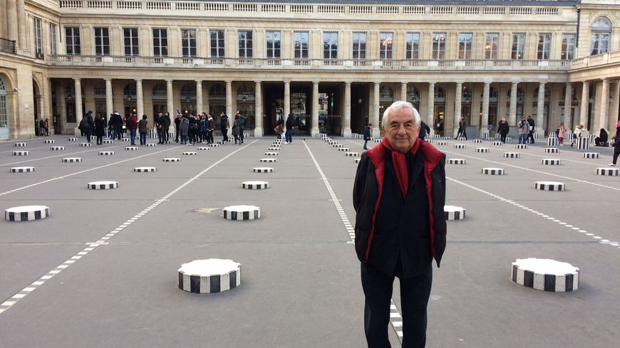 Daniel Buren devant Les Colonnes de Buren au Palais Royal à Paris
