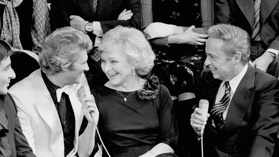 Johnny Hallyday, Line Renaud et Guy Lux, en 1975. ©Getty - James Andanson