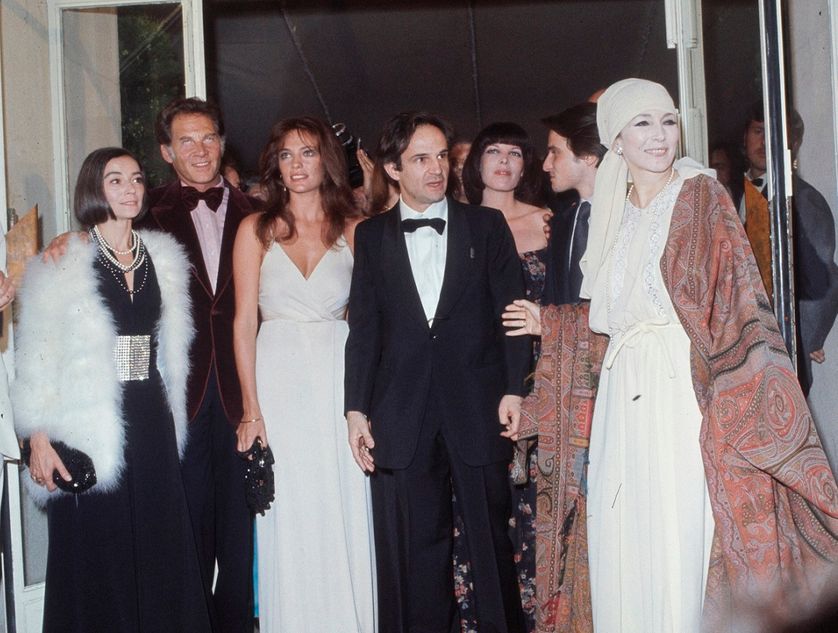 François Truffaut au festival de Cannes entouré des acteurs du film "La nuit américaine", Marisa Pavan, Michel Aumont, Jacqueline Bisset, Dani, Jean Pierre Léaud et Valentina Cortese