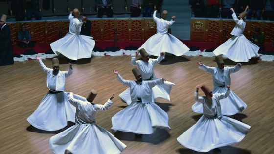 Des Dervich tourneurs à Konya lors de la commémoration du 744ème anniversaire de la mort de Rûmî (9/12/2017) ©AFP - MURAT ONER TAS / ANADOLU AGENCY