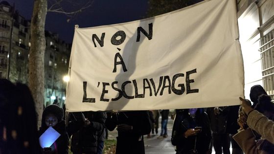 Manifestation citoyenne à Paris contre l'esclavage en Libye, le 24 novembre 2017. ©AFP - Julien Mattia / NurPhoto