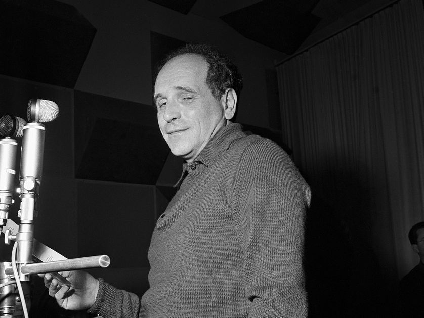 Le chanteur Léo Ferré durant l'enregistrement de l'émission radiophonique, "Triomphe variétés" en 1961