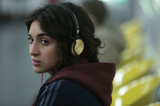 Camelia Jordana campe une jeune étudiante qui vient de Créteil et qui veut devenir avocate