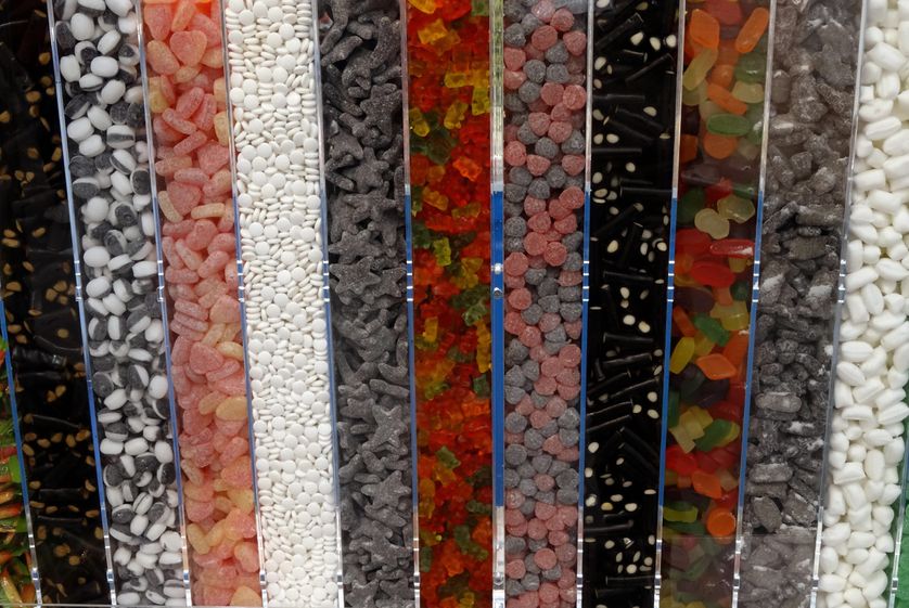 Certaines denrées alimentaires comme les bonbons peuvent contenir des additifs alimentaires nocifs. (Expopharma à Düsseldorf en 2015)