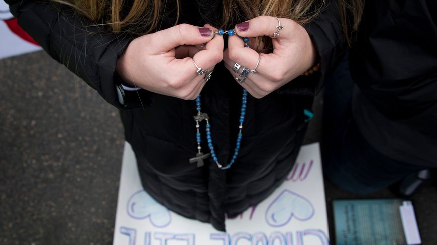 Une manifestante évangélique prie contre l'avortement devant la Cour suprême à Washington en janvier 2017