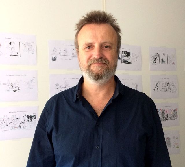Laurent Frapat devant des dessins issus du Tac au Tac 2018