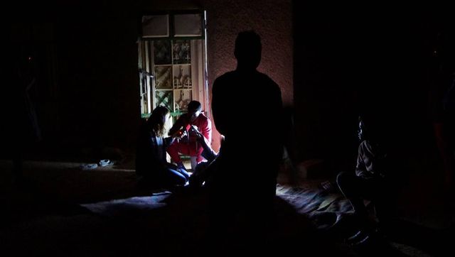 Dans un ghetto (une maison louée par un passeur pour héberger les migrants de passage). Sinama Traoré, 16 ans, ivoirien, attend le départ vers la Libye. Il rêve de jouer au football en Europe.