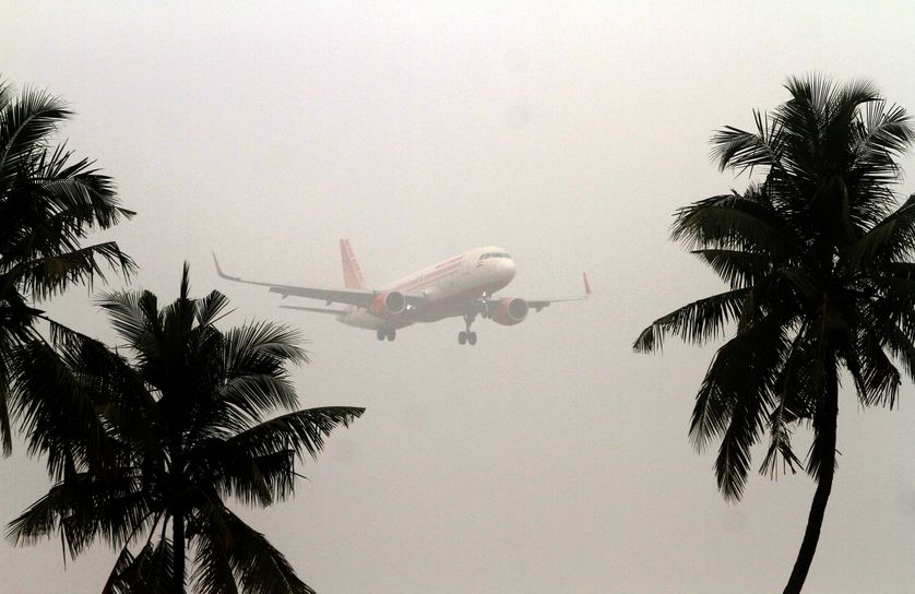 un avion en vol au-dessus de l'aéroport internationale de Patnaik à Bhubaneswar, en Inde, le 13 décembre 2017
