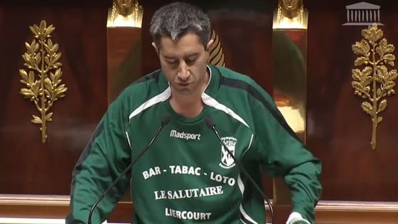 François Ruffin en maillot d'une équipe locale, pour rappeler combien le bénévolat est important - Capture écran d'une vidéo France Bleu