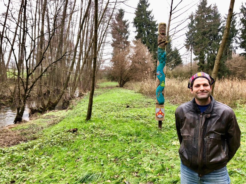 Diemeringen, Sébastien Mangin, devant le totem, entrée du sanctuaire