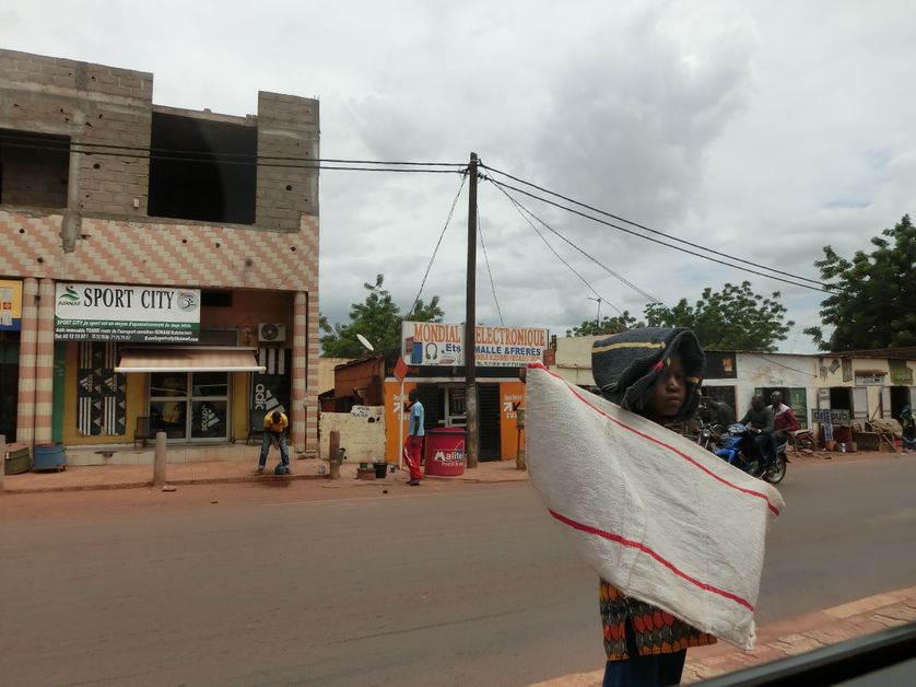une petite vendeuse de serpillères à Bamako