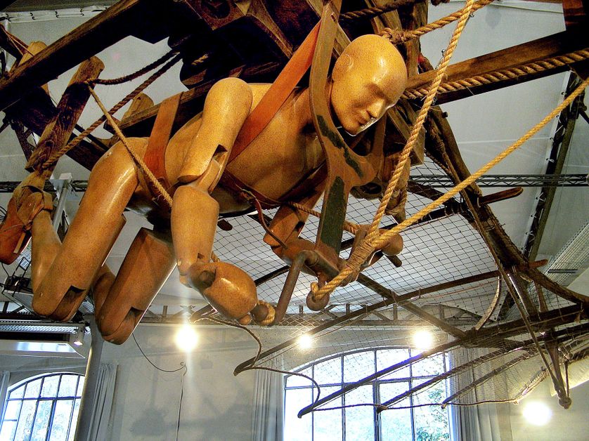 Photo prise le 18 novembre 2004 au Clos-Lucé à Amboise, de la reproduction en taille réelle de "l'homme oiseau" imaginé par Léonard de Vinci