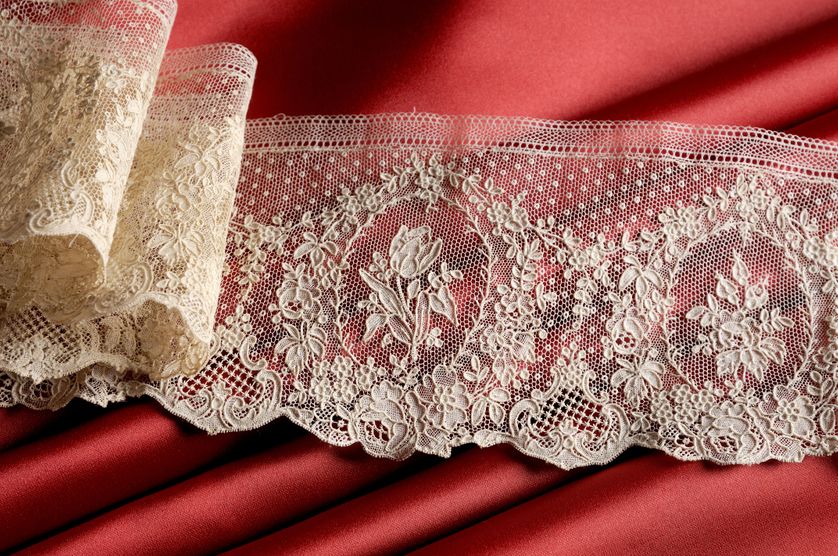 Volant aux tulipes et aux roses 19e siècle dentelle au Point d'Alençon Musée des Beaux-arts et de la Dentelle, Alençon