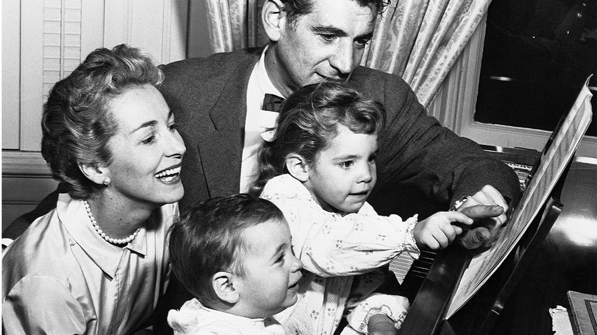 Felicia et Leonard Bernstein avec deux de leurs enfants, en 1957.