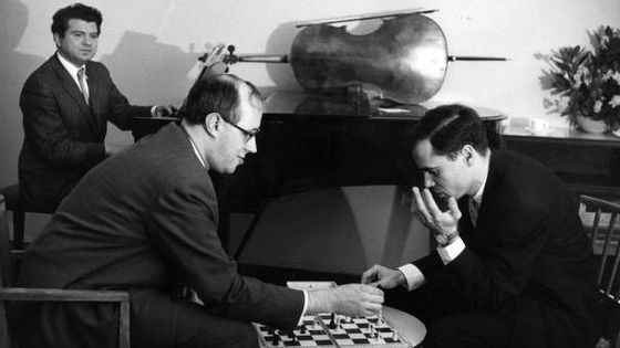 Emil Gilels au piano observe Leonid Kogan (à droite) et Mstislav Rostropovich... aux échecs (Londres - 18/02/1959) ©Getty - Erich Auerbach