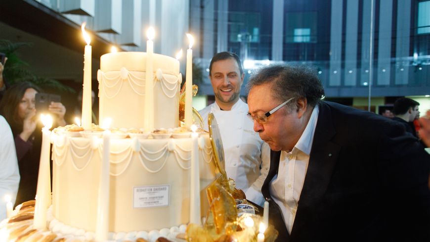 Frédéric Lodéon soufflant les bougies de son gâteau réalisé par Sébastien Gaudard et ses équipes