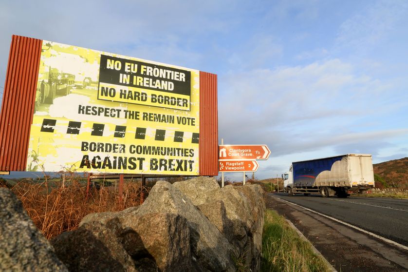 "Pas de frontière en Irlande" : affiche à la frontière entre l'Irlande du Nord et la République d'Irlande. L'Irlande du Nord a voté à 56 % contre le Brexit.