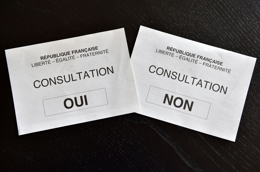 Bulletins lors de la consultation sur la construction de l'aéroport le 26 juin 2016