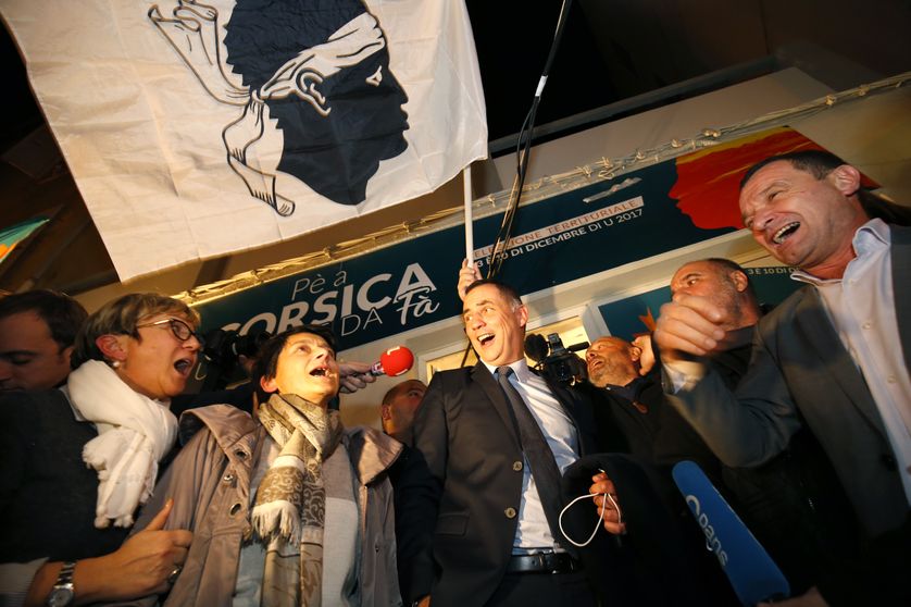 Gilles Siméoni célèbre la victoire des nationalistes, à Bastia, le 3 décembre 2017.
