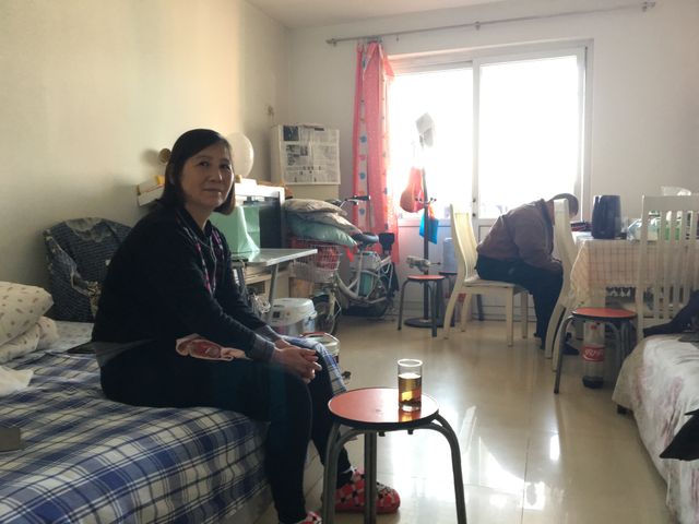 Ni Yulan vit aujourd’hui avec son époux dans un logement minuscule dans l'est de Pékin