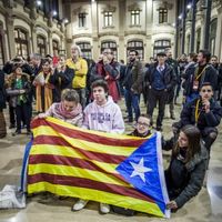 Les supporters de "Esquerra Republicana" avec un drapeau catalan suivent les résultats des élections de Catalogne dans un grand écran le 21 décembre 2017 à Barcelone, en Espagne.