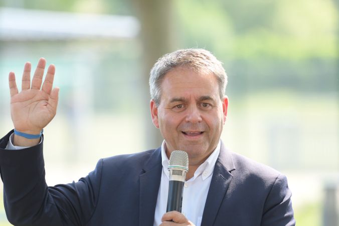 Ancien secrétaire général de l'UMP, Xavier Bertrand quitte Les Républicains.