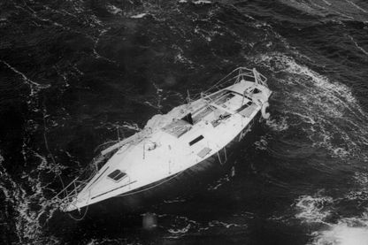 Un des voiliers participant à la course à la voile du Fastnet, est abandonné, le mât cassé, le 15 Août 1979, en mer d'Irlande. Un des voiliers participant à la course à la voile du Fastnet, est abandonné, le mât cassé, le 15 Août 1979, en mer d'Irlande.