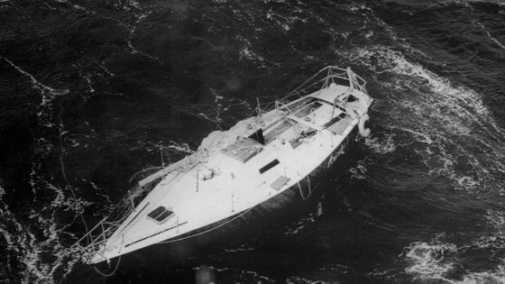 Un des voiliers participant à la course à la voile du Fastnet, est abandonné, le mât cassé, le 15 Août 1979, en mer d'Irlande. ©AFP - UPI