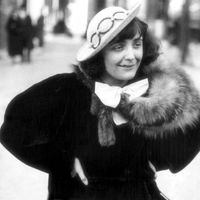 Edith Piaf en 1936 à Montmartre