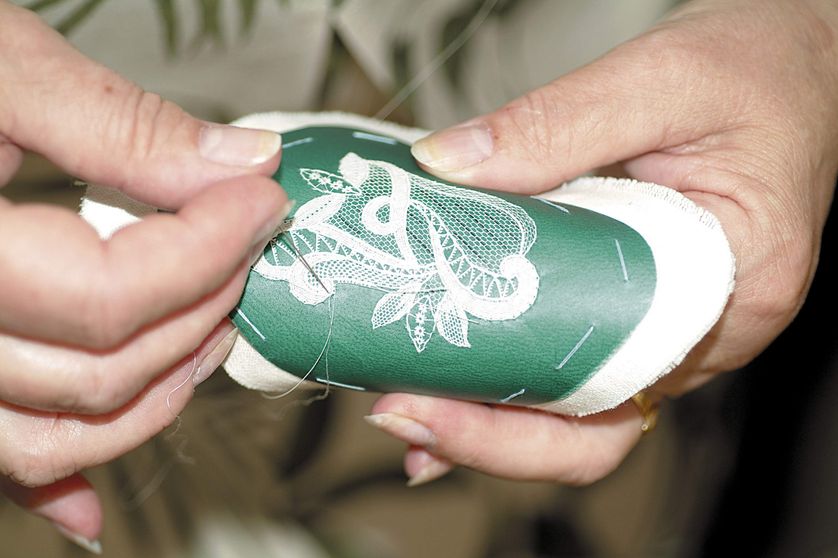 Dentelle au Point d'Alençon en cours de réalisation à l'Atelier national (étape de la bride picot) Service communication de la Ville et de la Communauté urbaine d'Alençon