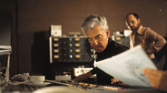Herbert von Karajan à la console - Deutsche Grammophon - photo by Siegfried Lauterwasser