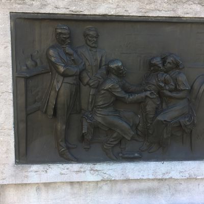Bas-relief sur le monument à Pasteur à Lille : vaccination contre la rage