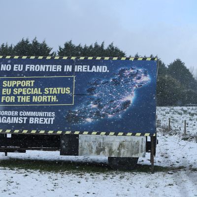 Panneau sur la route de Newry contre l'existence d'une frontirère physique entre les deux Irlandes.
