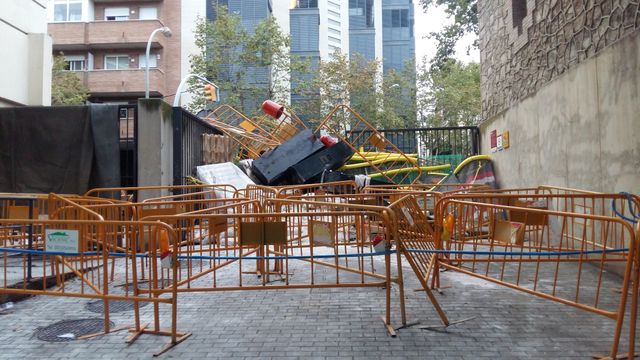 Barricades dans un bureau de vote à Barcelone