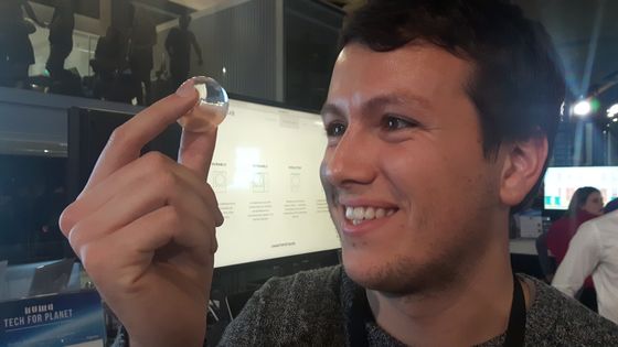 Pierre Paslier et sa bulle d'eau Ooho ©Radio France - Emmanuel Moreau