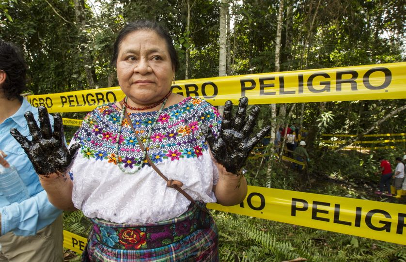 L'Equateur est en conflit avec Chevron (qui a absorbé Texaco) depuis 20 ans pour obtenir réparation pour les victimes de sa pollution. Ici, la prix Nobel de la Paix Rigoberta Menchu lors d'une manifestation en juin 2015.