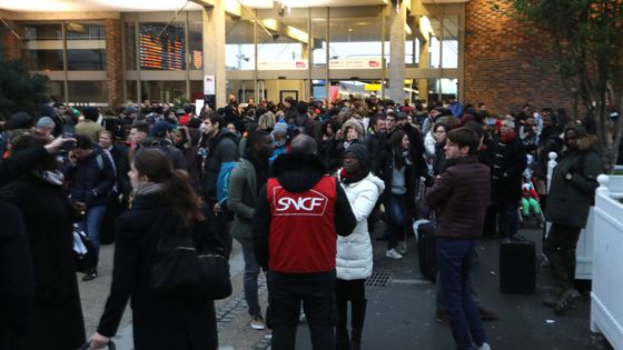 Des usagers de la SNCF en gare de Paris-Bercy, le 23 décembre 2017 ©AFP - JACQUES DEMARTHON