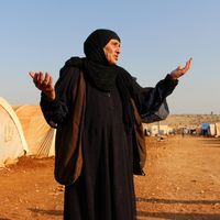 Une femme, devant les camps dans la province d’Idlib, à Karf Dariyan en Syrie, le 27 novembre 2017.