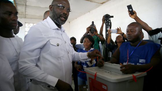 George Weah vote le 26 décembre 2017 ©Maxppp - AHMED JALLANZO