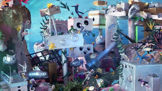 La Ville aquatique Oeuvre réalisée lors d’un atelier à La Source-La Guéroulde avec l’artiste Vivian van Blerk et 10 enfants. Durant l’atelier les enfants ont imaginé un monde du futur sous-marin. - La source