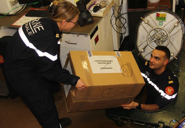 L’équipage du Jean-de-Vienne prépare la distribution de cadeaux qui ont été spécialement préparés à leur attention.