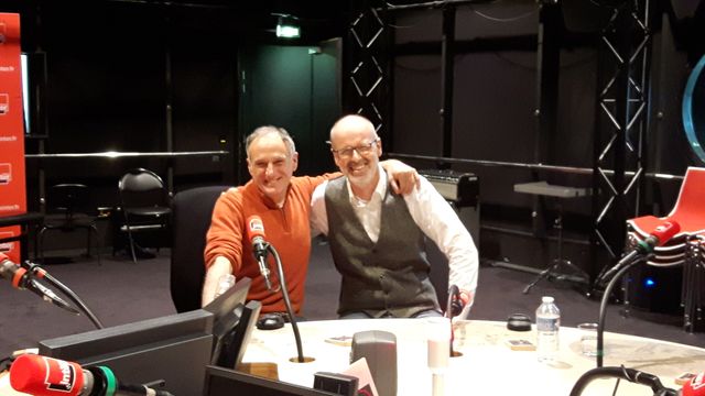 Denis Cheissoux et Peter Wohlleben dans l'un des studios de France Inter