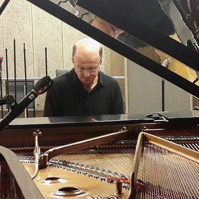 Guillaume de Chassy au piano du studio 107