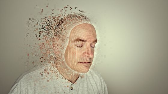 Homme portant un masque digital. ©Getty - Donald Iain Smith