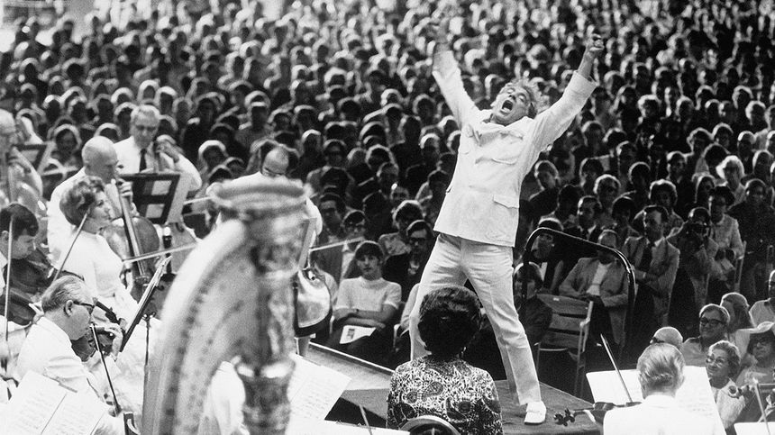 Leonard Bernstein dirigeant la Symphonie "Résurrection" de Gustav Mahler, à Lenox (Massachusetts), en 1970.