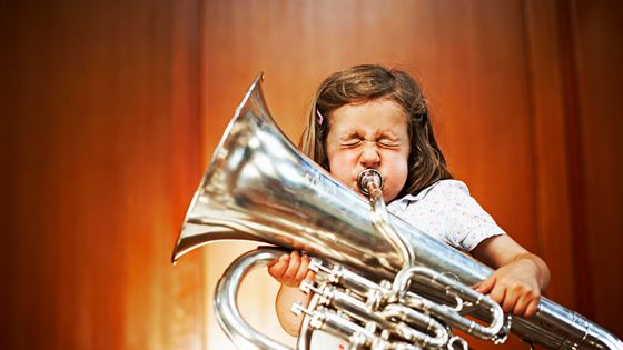 Une petite fille qui joue du tuba. ©Getty - Cultura RM Exclusive/Phil Fisk